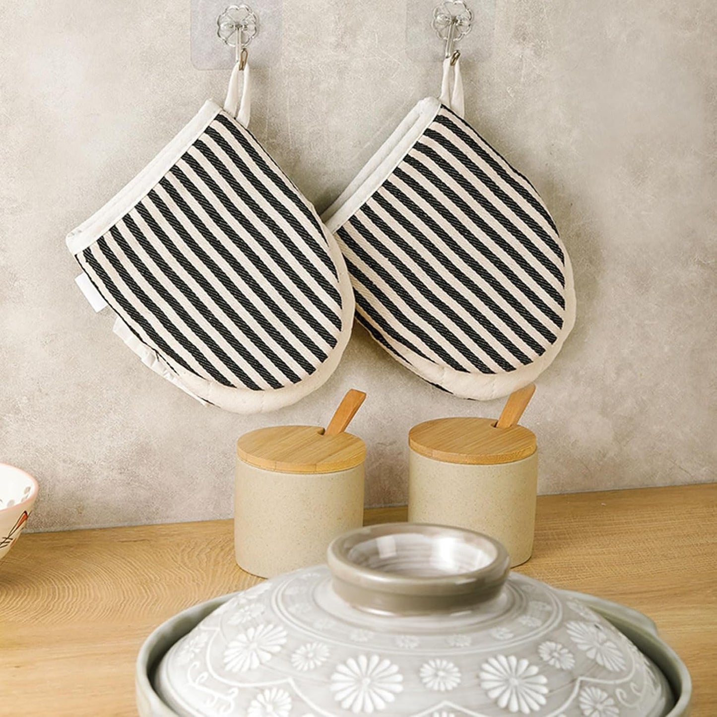 1 Pair Mini Oven Mitts,High Heat Resistant Oven Gloves,Kitchen Short Oven Mit with Hanging Loop for BBQ, Baking, Cooking and Grilling, (Balck)